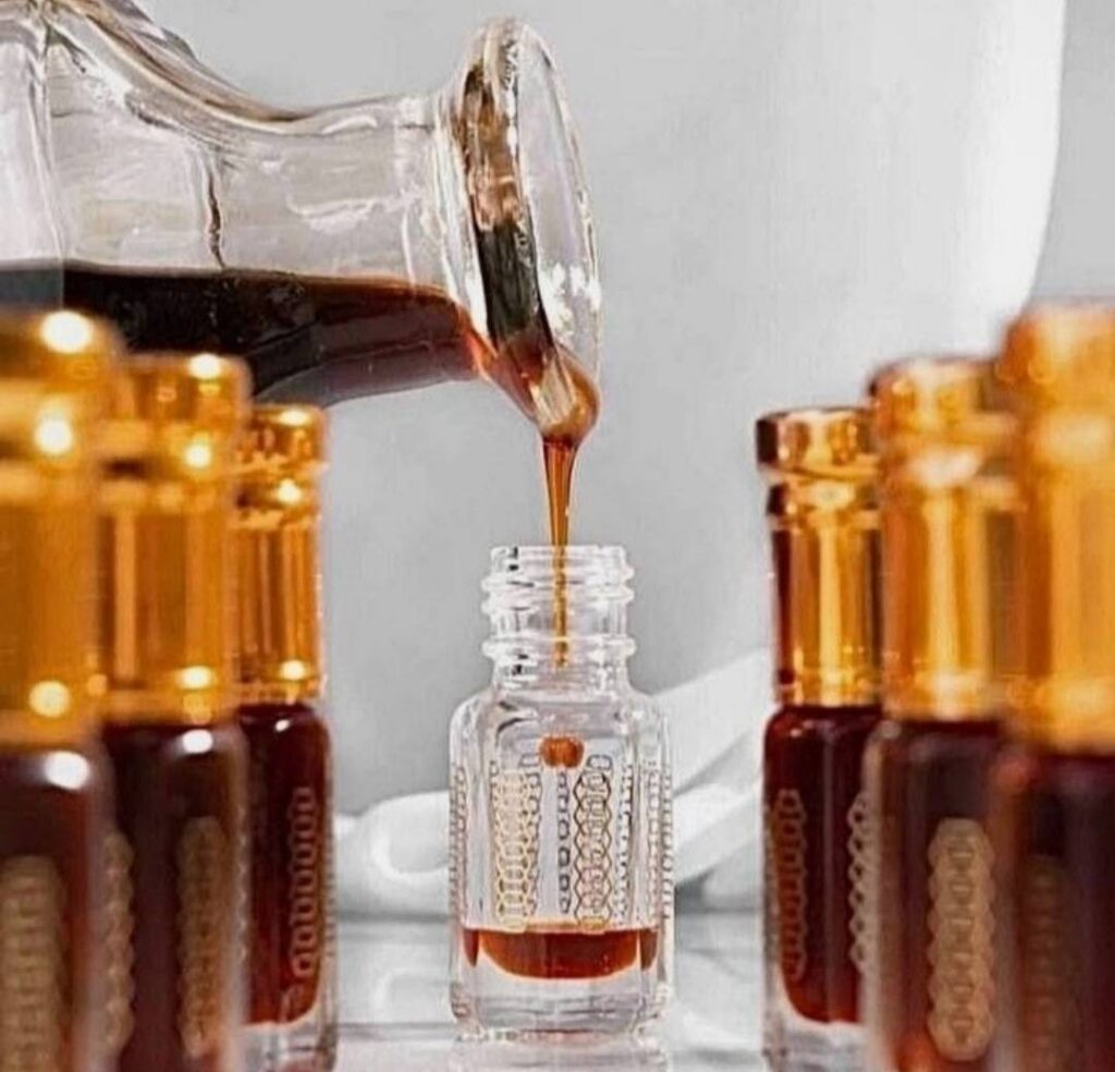 Why You Should Invest in Pure Oud Oil Perfume: Exploring the Benefits of a Luxurious and Sustainable Fragrance